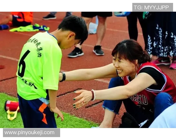 老外模仿足球明星奔跑的搞笑瞬间引发网友热议与欢笑 老外模仿足球明星奔跑的搞笑瞬间引发网友热议与欢笑